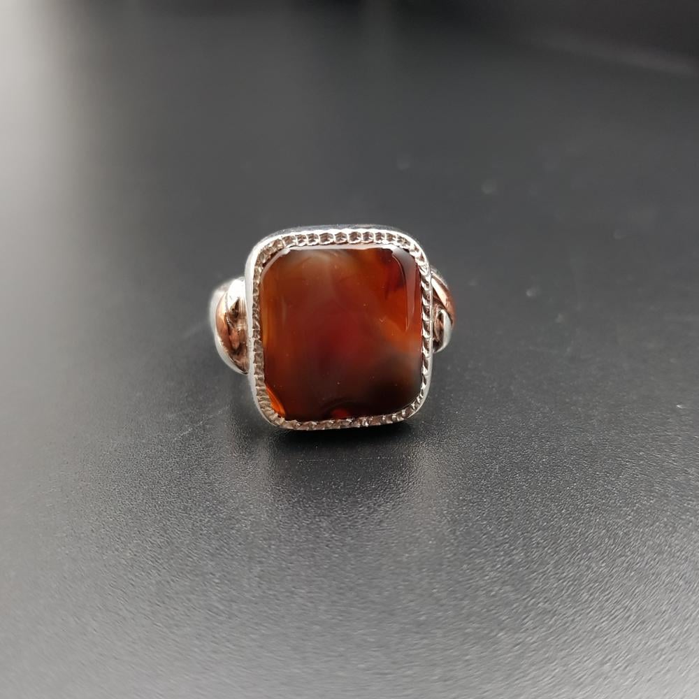 خاتم عقيق يماني مميز قصة الحجر فضة عيار 925